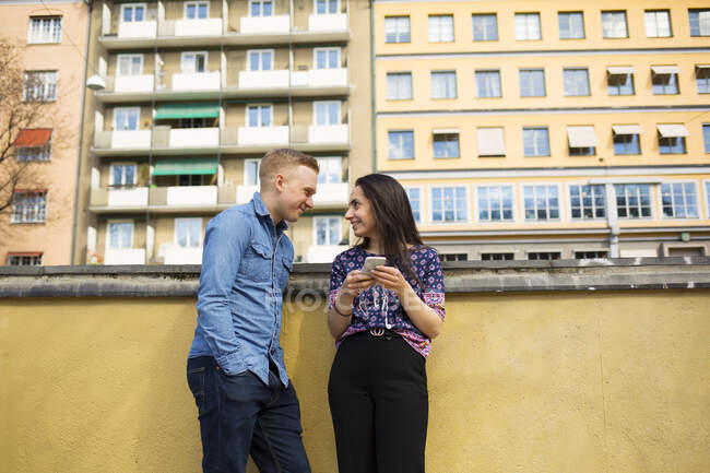 Молодой человек и женщина на балконе — стоковое фото