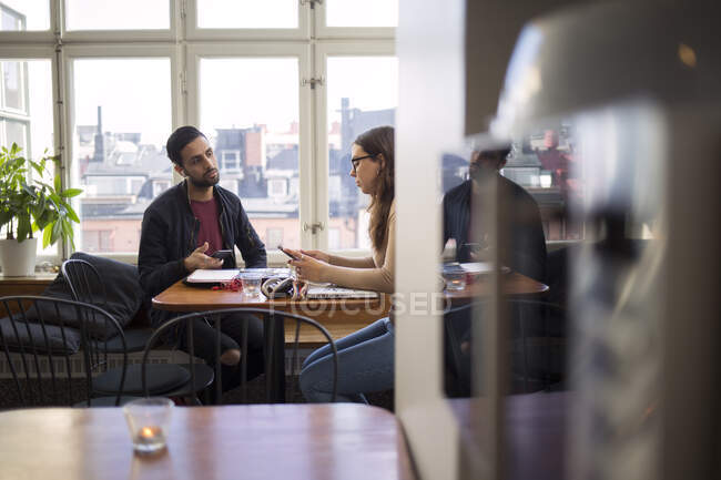 Співробітники розмовляють в офісній кімнаті відпочинку — стокове фото