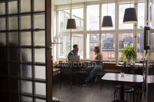 Coworkers parler dans la salle de pause de bureau — Photo de stock