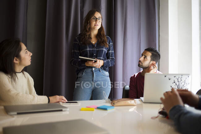 Frau hält Vortrag im Büro-Konferenzraum — Stockfoto