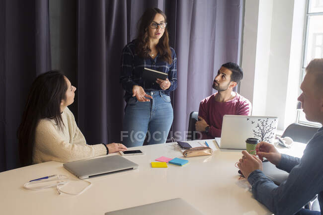 Жінка дає презентацію в офісному конференц-залі — стокове фото