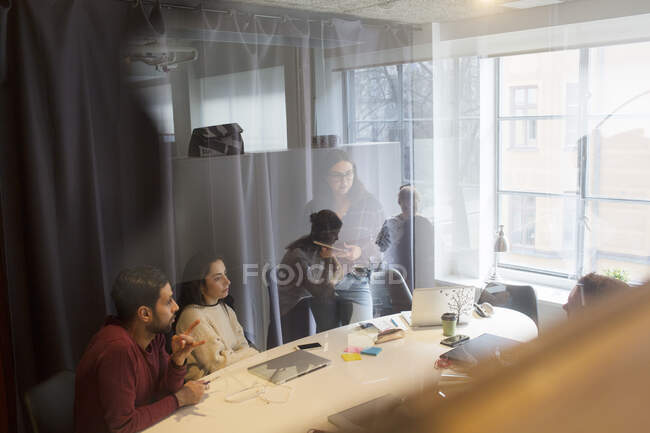 Співробітники розмовляють в офісній конференц-залі — стокове фото