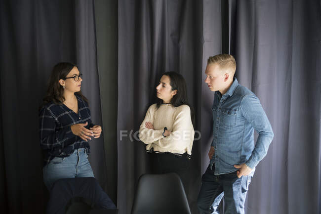 Співробітники розмовляють в офісній конференц-залі — стокове фото