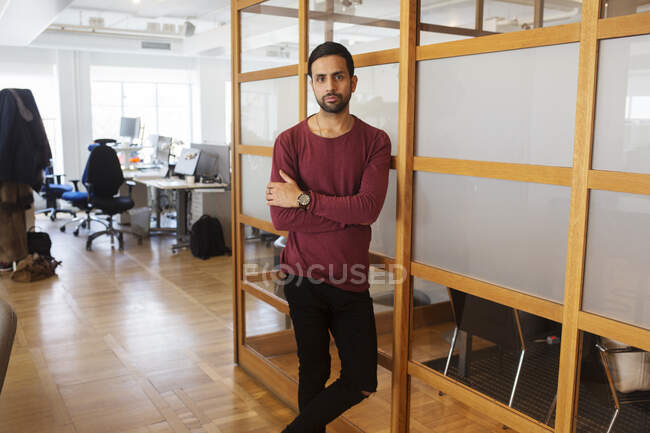 Porträt eines jungen Mannes im Amt — Stockfoto
