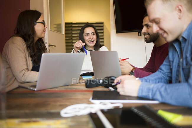 Працівники за столом під час офісної зустрічі — стокове фото