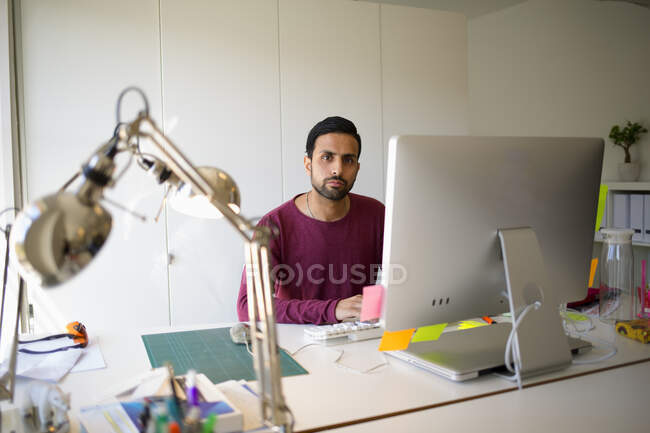 Uomo che lavora al computer in ufficio — Foto stock