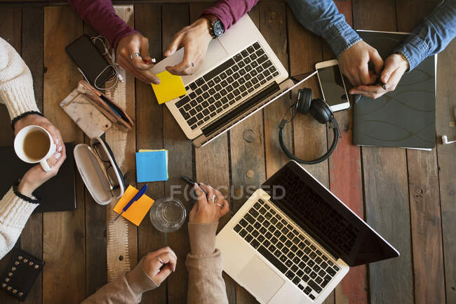 Ноутбуки колег, що працюють за столом — стокове фото