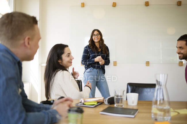 Mujer dando presentación en sala de conferencias - foto de stock