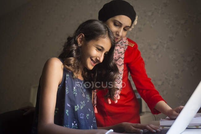 Жінка допомагає доньці вчитися — стокове фото