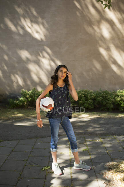 Retrato de menina segurando bola — Fotografia de Stock