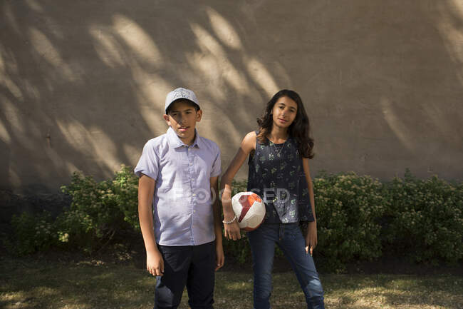 Хлопчик і дівчинка з м'ячем — стокове фото