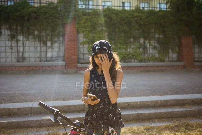 Девушка сидит на велосипеде в парке — стоковое фото