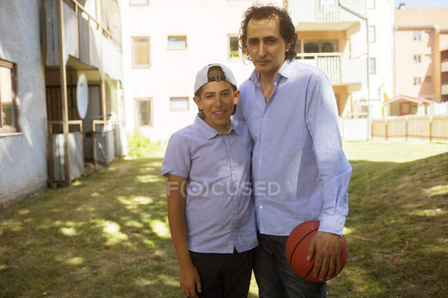 Мужчина и его сын с баскетболом — стоковое фото