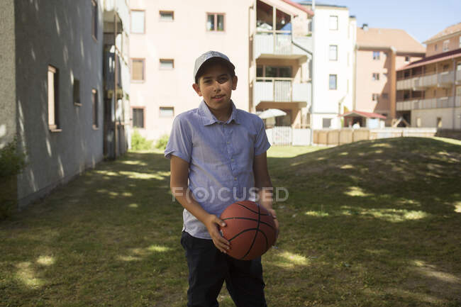 Retrato de menino segurando basquete — Fotografia de Stock