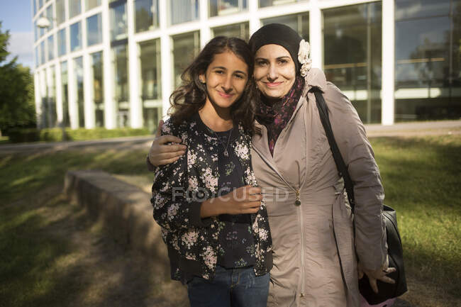 Mujer e hija en el parque - foto de stock