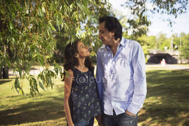 Homem e filha no parque — Fotografia de Stock