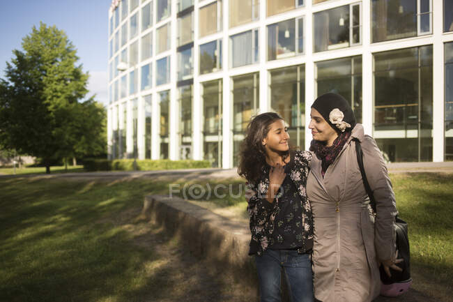 Femme et fille dans le parc — Photo de stock