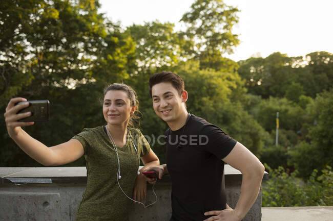 Paar macht Selfie im Park — Stockfoto