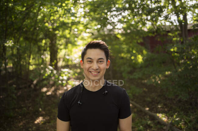 Porträt eines jungen Mannes im Wald — Stockfoto