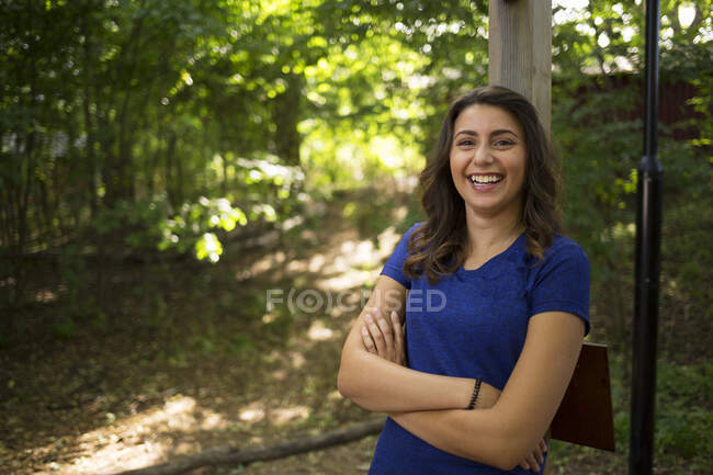 Sorridente giovane donna nella foresta — Foto stock