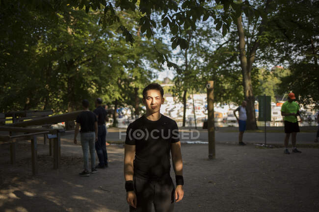 Portrait de jeune homme dans le parc — Photo de stock