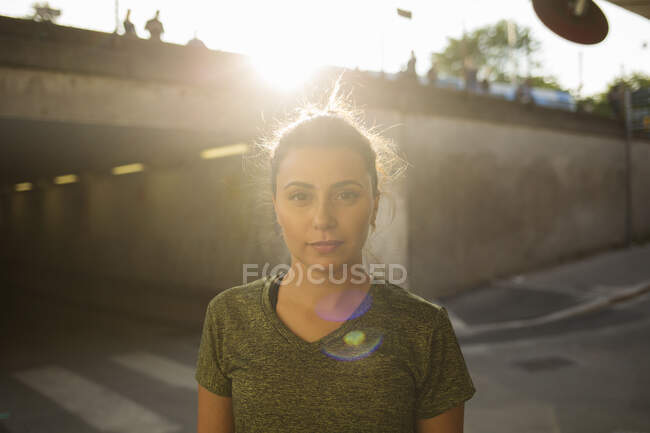 Porträt einer jungen Frau bei Sonnenuntergang — Stockfoto