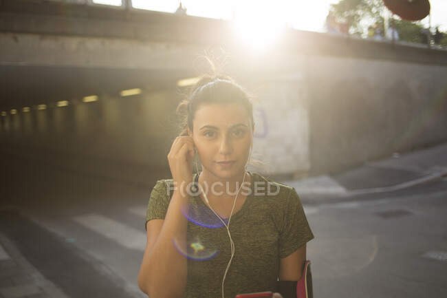Jeune femme écoutant de la musique — Photo de stock