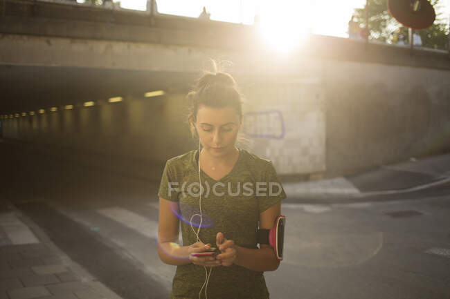 Young woman listening to music — Stock Photo
