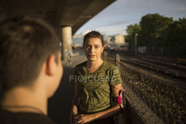 Young woman and man under bridge — Stock Photo