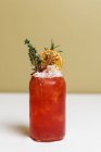 Copo de bebida herbal refrescante decorado com pau de canela e fatia de laranja — Fotografia de Stock