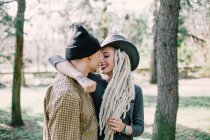 Elegante giovane coppia che abbraccia nel parco — Foto stock