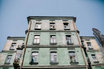Vue extérieure de la façade du vieux bâtiment vert sur le ciel bleu — Photo de stock