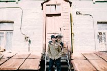 Ritratto di giovane coppia abbracciata da scale di vecchio edificio — Foto stock