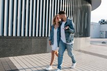 Jovem casal adulto vestindo roupas casuais passeando ao ar livre — Fotografia de Stock