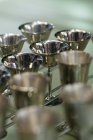 Крупный план свежевымытых металлических стаканов для коктейлей — стоковое фото
