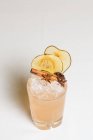 Vue rapprochée du verre avec cocktail d'été frais et froid — Photo de stock