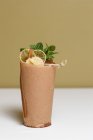 Крупним планом вид на свіжий коктейль з листям м'яти, сушеними скибочками лимона та цукерками — стокове фото