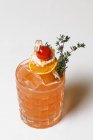Крупним планом склянка зі свіжим холодним літнім коктейлем з льодом на білому тлі — стокове фото