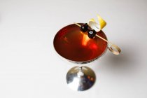Вид сверху на коктейль в металлическом стекле с отделкой из ягод — стоковое фото