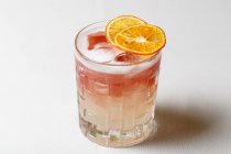Draufsicht auf Alkoholcocktail mit getrockneten Orangenscheiben auf dem Tisch — Stockfoto