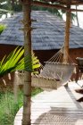 Detalhes de bungalow acolhedor com rede no resort — Fotografia de Stock