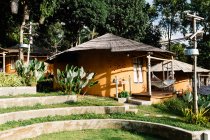 Detalles de acogedor bungalow con hamaca en el resort - foto de stock