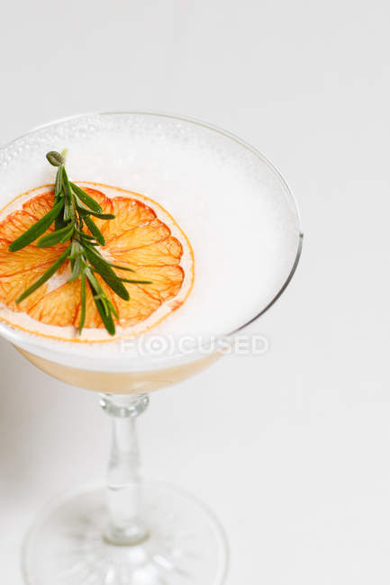 Cocktail decorato con fetta di arancia e rosmarino — Foto stock