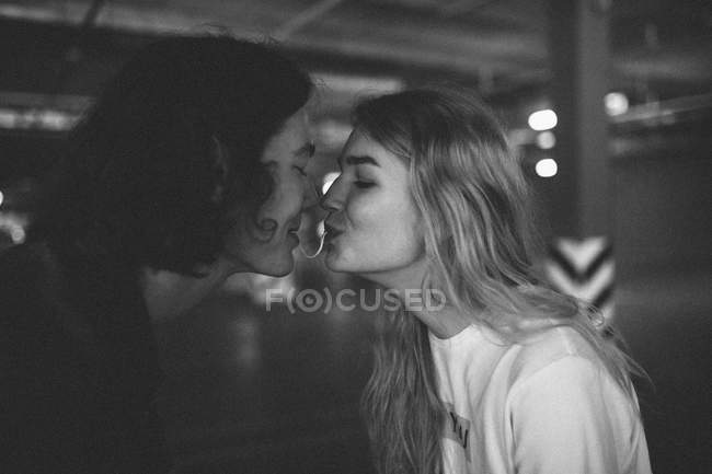 Giovane coppia sensualmente toccante con il naso — Foto stock