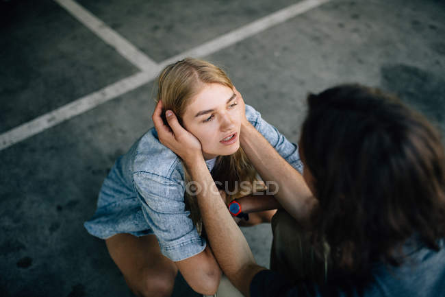 Jovem sensualmente segurando a cabeça das namoradas — Fotografia de Stock