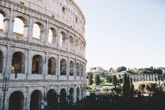 Außenansicht des Kolosseums an einem sonnigen Sommertag — Stockfoto