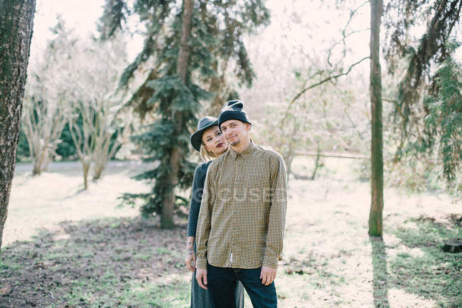 Alegre casal elegante posando parque no dia ensolarado — Fotografia de Stock