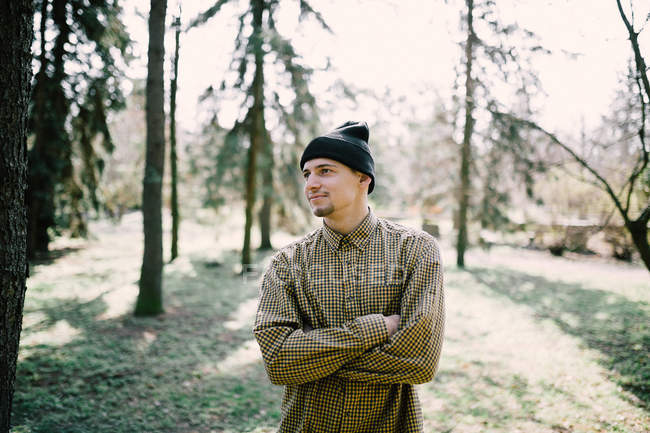 Homem de camisa quadriculada posando na natureza — Fotografia de Stock