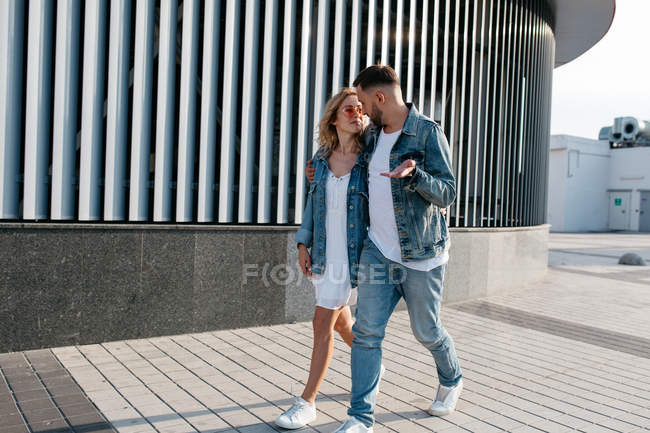 Junges erwachsenes Paar in lässiger Kleidung beim Spaziergang im Freien — Stockfoto