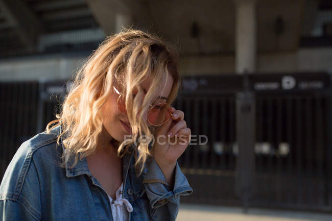 Молодая женщина в повседневной одежде в городском пространстве — стоковое фото